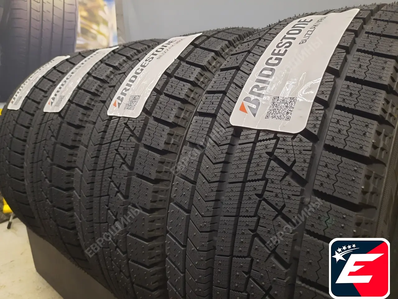Bridgestone BLIZZAK VRX  235/45 R17 94S*(2020)